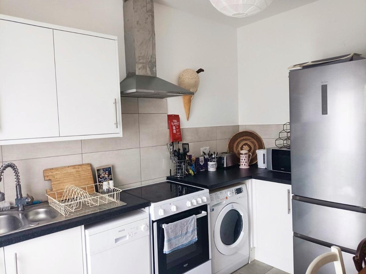 Stylish 2-Bed Flat, Quick Access To London Sights Apartment Exterior foto